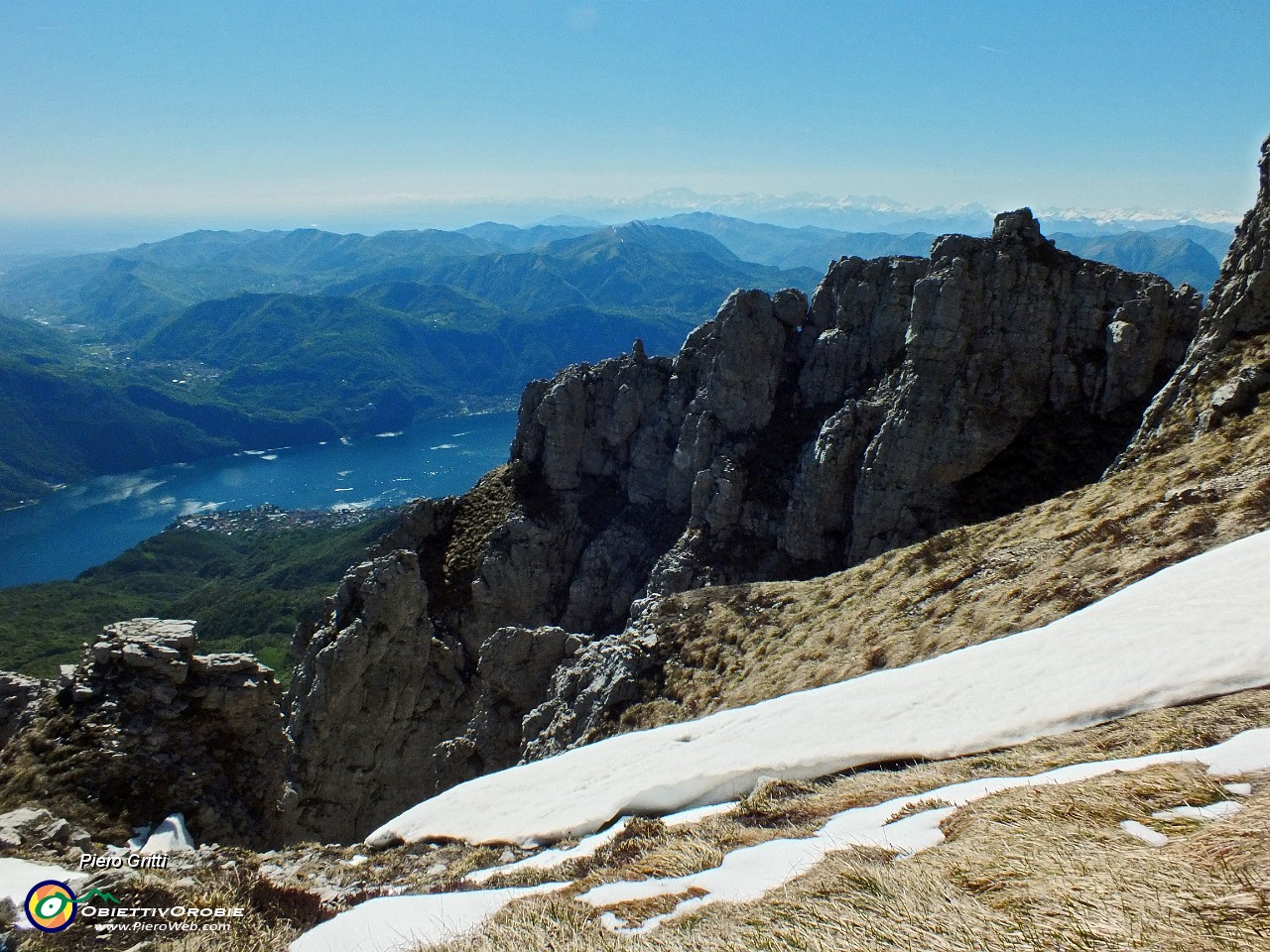 81 Canaloni, torrioni, lago, Alpi sullo sfondo.JPG